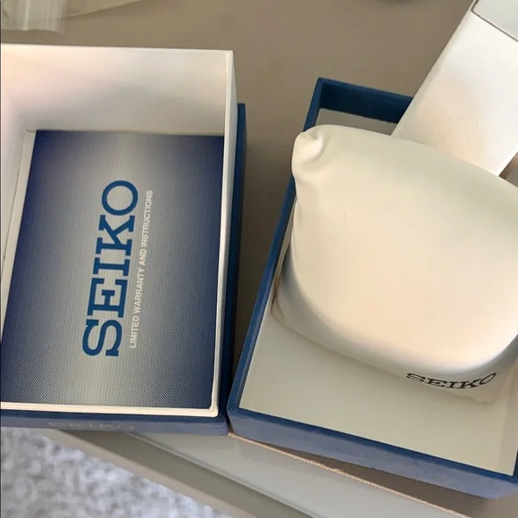 Seiko Gold and Silver Women's Watch - Picture 4 of 8